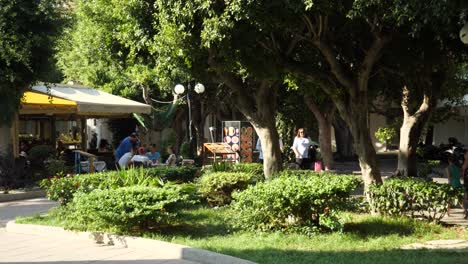 Parque-Con-Restaurantes-En-El-Casco-Antiguo-O-Rodas