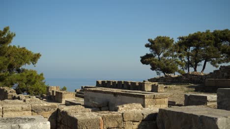 Teilansicht-Der-Ruinen-Der-Akropolis-Von-Kamiros-Mit-Bäumen-Und-Blauem-Himmel-Im-Hintergrund