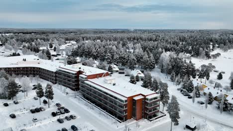 Aerial-view-around-the-Holiday-club-Katinkulta-resort-in-Vuokatti,-Finland---circling,-drone-shot