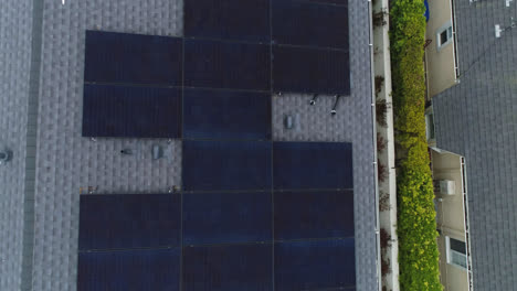 Sonnenkollektoren-Auf-Dem-Dach-Eines-Modernen-Hauses-Installiert