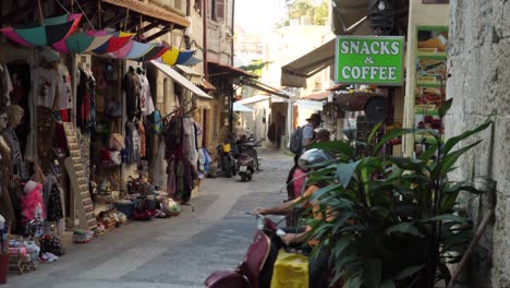 Streetview-with-shops-and-coffee-house-in-the-Old-Town-of-Rhodes