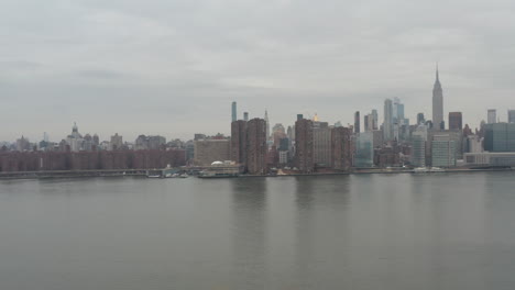 Langsamer-Schwenk-über-Die-Skyline-Von-Manhattan-An-Einem-Wolkigen-Grauen-Tag