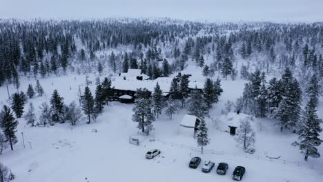 Aerial-view-of-the-Suomen-latu-Kiilopaa-hotel,-winter-in-Saariselka,-Finland---ascending,-drone-shot