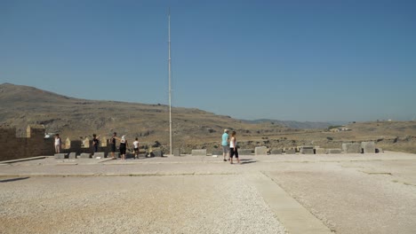 Touristen-Auf-Der-Akropolis-Von-Lindos,-Hügel-Im-Hintergrund