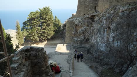 Menschen,-Die-Die-Treppe-Von-Der-Akropolis-Von-Lindos-Hinuntergehen