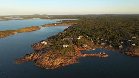 Luftaufnahme-Rund-Um-Das-Havsvidden-Resort,-Goldene-Stunde-In-Åland,-Finnland---Umlaufbahn,-Drohnenaufnahme