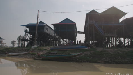 Bootfahren-Auf-Einem-Fluss-In-Der-Nähe-Von-Kampong-Phluk,-Kambodscha