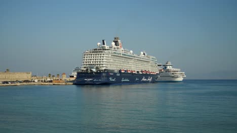 Mein-Schiff-Y-Cruceros-Celestyal-Amarrados-En-El-Puerto-De-Rodas.