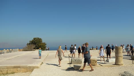 Touristen-Auf-Der-Akropolis-Von-Lindos,-Im-Hintergrund-Das-Mittelmeer