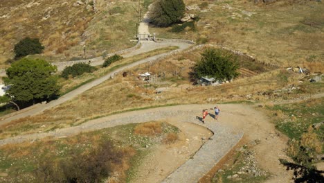 Blick-Aus-Der-Vogelperspektive-Auf-Den-Steinigen-Fußweg,-Der-Den-Hügel-Hinauf-Zur-Akropolis-Von-Lindos-Führt