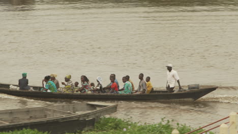 Gruppe-Von-Menschen-Auf-Einem-Motorkanu-Auf-Dem-Fluss-In-Benin,-Afrika