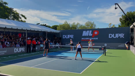 Women´s-pickleball-game-at-the-MLP-tournament,-in-sunny-Newport-beach,-CA,-USA