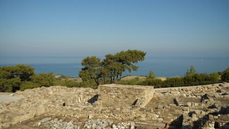 Ruins-of-the-ancient-Acropolis-of-Kamiros,-Mediterranean-Sea-in-background