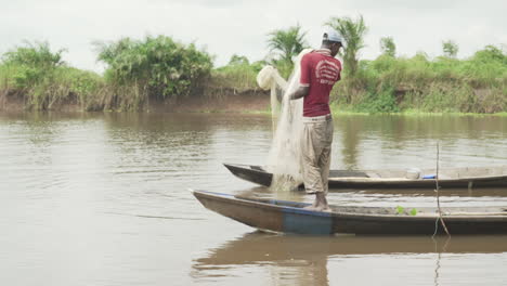 Fischer-Bereiten-Sein-Netz-An-Einem-Fluss-In-Benin,-Afrika-Vor