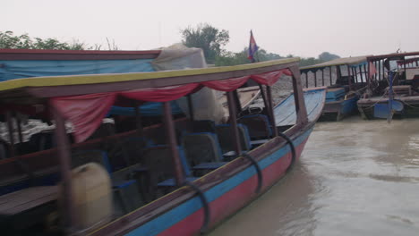 Boote-Auf-Einem-Kleinen-Fluss-In-Der-Nähe-Von-Kampong-Phluk