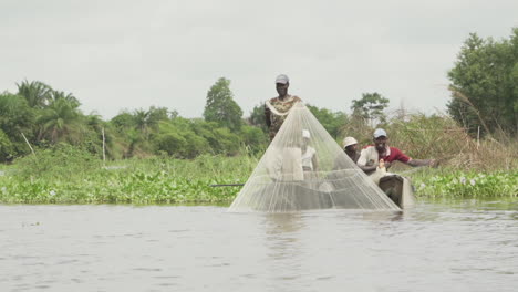 Pescadores-Y-Su-Red-En-El-Agua-De-Un-Río-En-Benin.