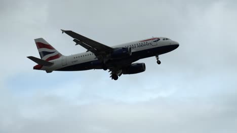 Avión-De-British-Airways-Aterrizando-En-El-Aeropuerto-De-Manchester-En-Octubre