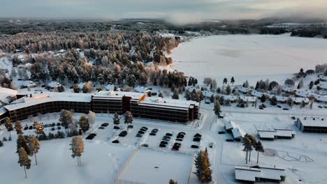 Aerial-view-towards-the-Holiday-club-Katinkulta-spa-resort-in-Vuokatti,-Finland---approaching,-drone-shot
