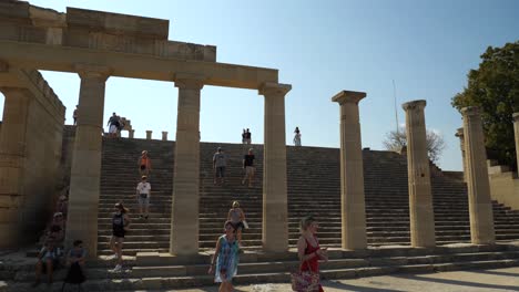 Touristen,-Die-An-Den-Säulen-Der-Akropolis-Von-Lindos-Spazieren