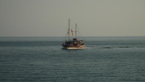 Ausflugsboot-Nähert-Sich-Vom-Mittelmeer