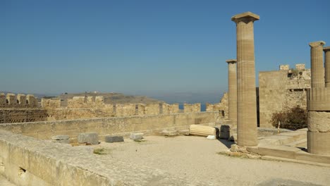 Mauern-Und-Säulen-Der-Akropolis-Von-Lindos,-Hügel-Im-Hintergrund