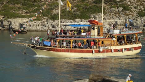Turistas-En-Un-Barco-Grande-Y-Decorativo-Que-Llega-Al-Puerto-De-Kolymbia,-Primera-Parte