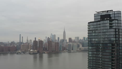 Skyline-Von-New-York-Mit-Empire-State-Mit-Schicken-Eigentumswohnungen-In-Neutraler-Vordergrundfarbe