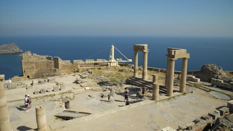 Blick-Auf-Die-Ruinen-Der-Akropolis-Von-Lindos-Mit-Dem-Mittelmeer-Im-Hintergrund