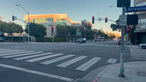 Verkehr-In-Der-Innenstadt-Von-Santa-Monica,-Arizona-Avenue,-Sonniger-Abend-In-Los-Angeles,-USA---Statische-Ansicht