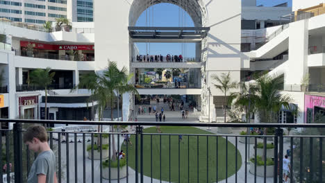 Menschen,-Die-Tagsüber-Im-Hollywood-Boulevard-TCL-Theatre-Shopping-Center-In-Hollywood,-Kalifornien,-Einkaufen