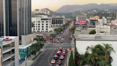 Verkehr-Auf-Der-Kreuzung-In-Der-Innenstadt-Von-Los-Angeles-In-Der-Abenddämmerung-In-Kalifornien,-USA