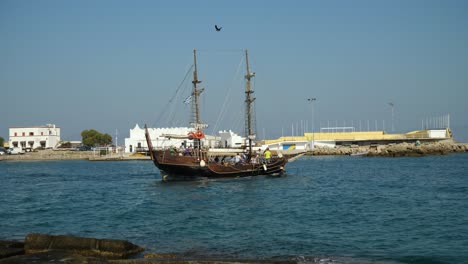 Kleines-Piraten-Tourschiff-Verlässt-Den-Hafen-Voller-Touristen