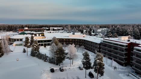 Aerial-view-low-in-front-of-the-Holiday-club-Katinkulta-spa-resort-in-Vuokatti,-Finland---tracking,-drone-shot