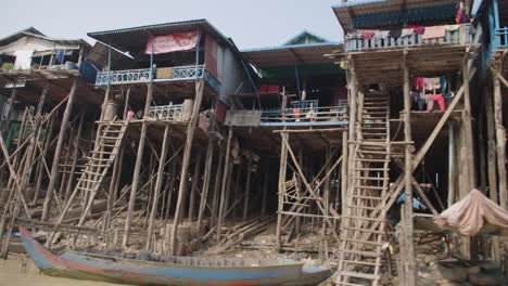 Häuser-Auf-Stelzen-In-Kampong-Phluk,-Kambodscha,-Reisefoto