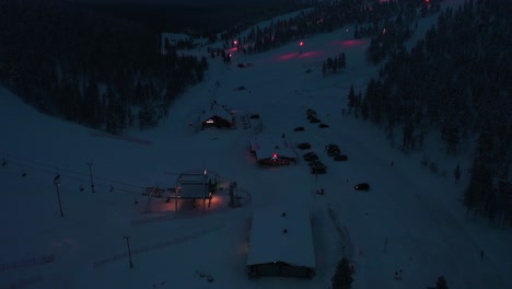 Vista-Aérea-Alrededor-Del-Centro-De-Esquí-De-Saariselka,-Noche-Polar-En-Laponia---órbita,-Disparo-De-Drones