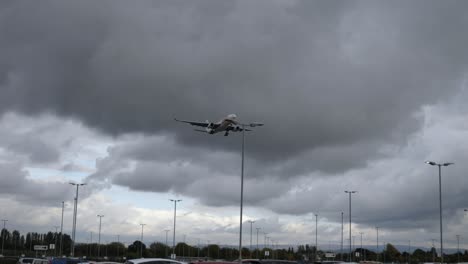 Weißes-Jet2-Flugzeug-Fliegt-über-Den-Parkplatz,-Während-Es-Im-Oktober-Am-Flughafen-Manchester-Landet