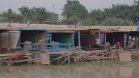 Boote-Geschmückt-Auf-Einem-Fluss-Beim-Dorf-Kampong-Phluk-Mit-Häusern-Auf-Stelzen