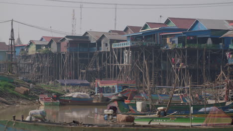 Casas-Sobre-Pilotes-Y-Barcos-En-Kampong-Phluk-Camboya