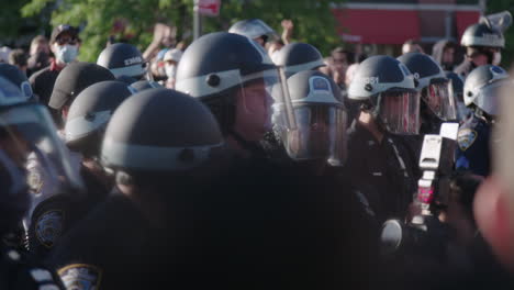 Eine-Reihe-Von-Polizisten-Stehen-Den-Demonstranten-Gegenüber,-Während-Die-Situation-Während-Der-BLM-Proteste-In-New-York-Immer-Lauter-Wird