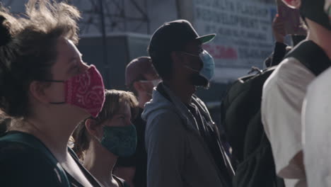 Gesicht-Maskierter-Demonstranten-In-Zeitlupe-Während-Des-Protestes-Gegen-Black-Lives-Matter