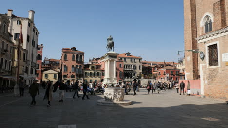Reiterstatue-Von-Bartolomeo-Colleoni-Auf-Dem-überfüllten-Platz-Von-Campo-San-Giovanni-E-Paolo-In-Venedig