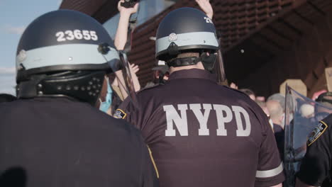 Cámara-Lenta-De-Agentes-De-Policía-Del-Departamento-De-Policía-De-Nueva-York-Moviéndose-Pacíficamente-Hacia-Los-Manifestantes-Durante-La-Protesta-De-BLM-En-Nueva-York