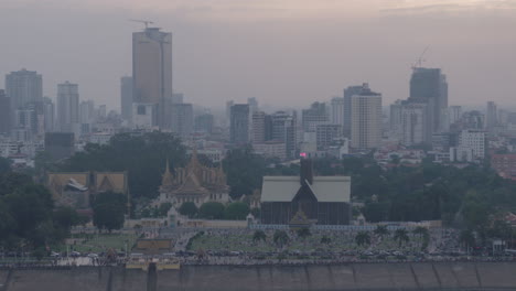 Königspalast-Und-Verschmutzte-Skyline-Von-Phnom-Penh,-Schwenk-Nach-Rechts,-Nahaufnahme