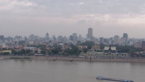 Ultra-wide-shot-of-Phnom-Penh-and-Tonle-Sap-river-under-Polluted-sky