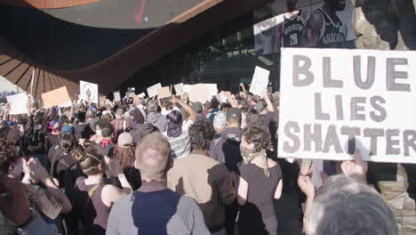 Multitud-Aplaudiendo-Y-Protestando-Frente-Al-Barclays-Center