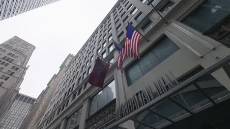 Amerikanische-Flaggen-Und-Manhattan-Mall-In-Midtown-Manhattan-Während-Covid-19