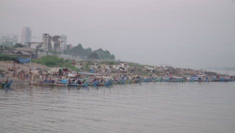 Barco-De-Pescadores-Pobres-A-Lo-Largo-Del-Tonle-Sap-En-Phnom-Penh-En-Desarrollo