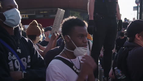 Jugendliche-Demonstranten-Schreien,-Dass-Ein-NYPD-Beamter-Während-Der-BLM-Proteste-In-New-York-Niederkniet