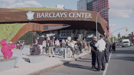 Barclays-Center-In-Zeitlupe-Mit-Demonstranten-Und-Einer-Reihe-Von-Polizisten