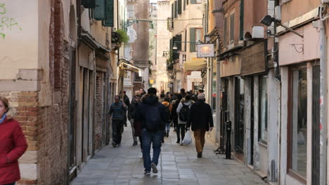 Gente-Caminando-En-Una-Típica-Calle-Estrecha-De-Venecia.